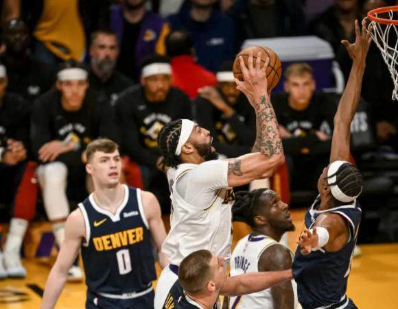 全力以赴的浓眉很可怕！季后赛篮板王死磕约基奇